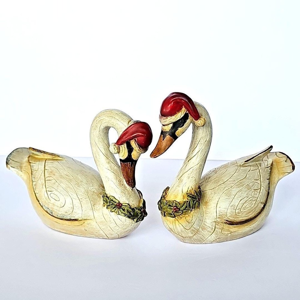 Christmas Holiday Swan Figurines Set of‎ 2 Santa Hat Holly Wreath Winter Decor